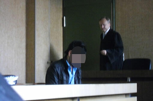 Der Exhibitionist und Pobeißer vor Gericht.