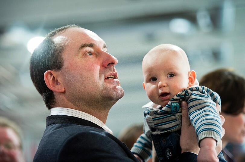 Die Neugeborenen: Politik kann auch lieben: 2011 kommt das erste Landtagsbaby zur Welt. Theo wurde vom Grünen-Abgeordneten Thomas Mütze mit seiner SPD-Kollegin Isabell Zacharias gezeugt. Ihm folgte Laurenz. Die Eltern sind Hubert Aiwanger und Tanja Schweiger von den Freien Wählern.