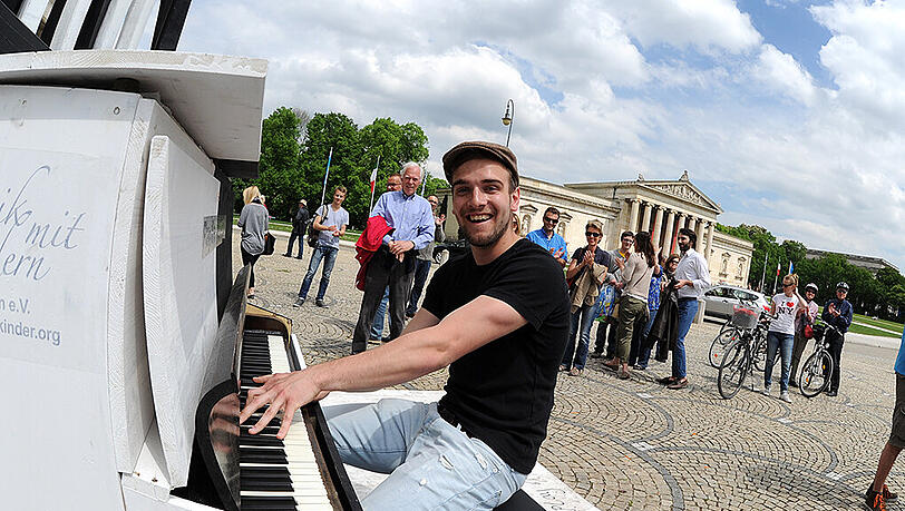 Barnabas Albrecht 2013 auf dem Königsplatz. Barnabas Albrecht 2013 auf dem Königsplatz.