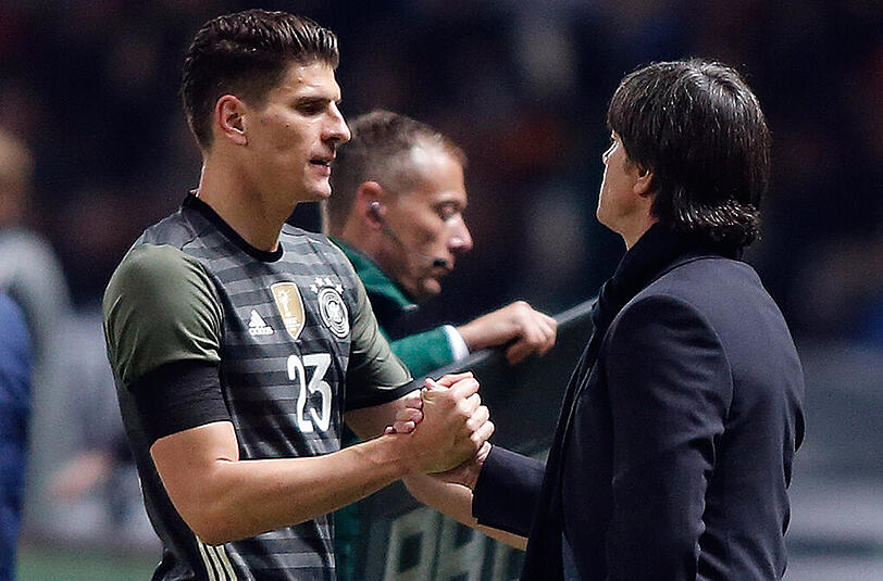 Bundestrainer Joachim Löw (rechts) und DFB-Stürmer Mario Gomez bei dessen Auswechslung im Länderspiel gegen England.