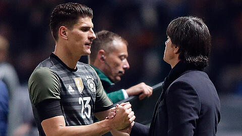 Bundestrainer Joachim Löw (rechts) und DFB-Stürmer Mario Gomez bei dessen Auswechslung im Länderspiel gegen England.