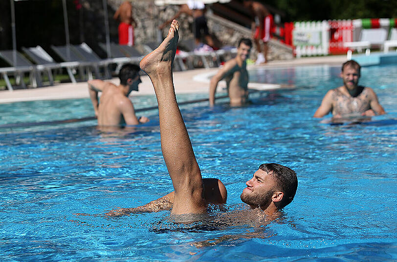 Für Abkühlung ist auf jeden Fall gesorgt - egal ob beim Wasserball oder der Gymnastik.