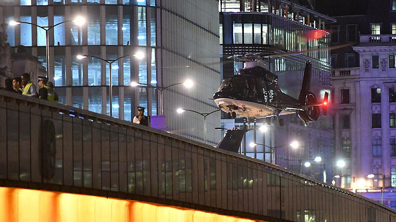 Ein Polizeihubschrauber landet auf der London-Bridge.