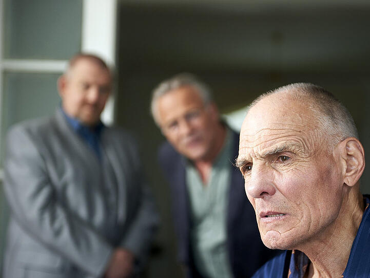 Ballauf (Klaus J. Behrendt) und Schenk (Dietmar Bär) überbringen Jakob Broich (Hans Peter Hallwachs) im "Tatort: Scheinwelten" die Nachricht vom Mord an seinem Sohn