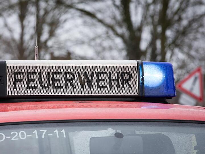 Das Blaulicht eines Feuerwehrautos leuchtet an einem Einsatzort. Foto: Friso Gentsch/dpa/Symbolbild