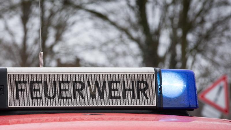 Das Blaulicht eines Feuerwehrautos leuchtet an einem Einsatzort. Foto: Friso Gentsch/dpa/Symbolbild Das Blaulicht eines Feuerwehrautos leuchtet an einem Einsatzort. Foto: Friso Gentsch/dpa/Symbolbild
