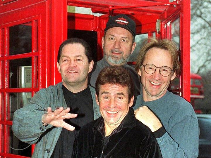 Monkees-Bassist Peter Tork (r) ist im Alter von 77 Jahren gestorben.