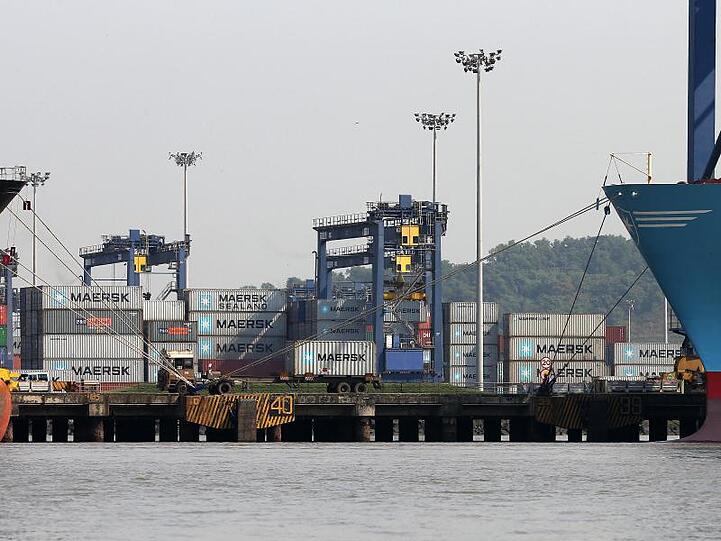 Containerschiffe am Nhava Sheva International Containerterminal bei Mumbai.