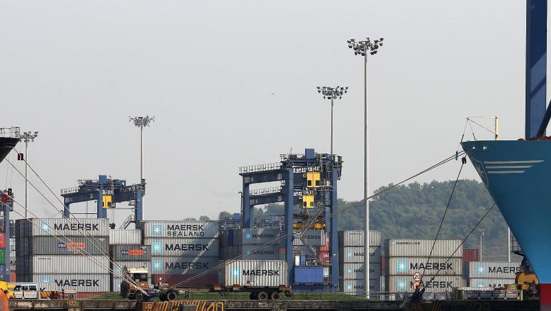 Containerschiffe am Nhava Sheva International Containerterminal bei Mumbai. Containerschiffe am Nhava Sheva International Containerterminal bei Mumbai.