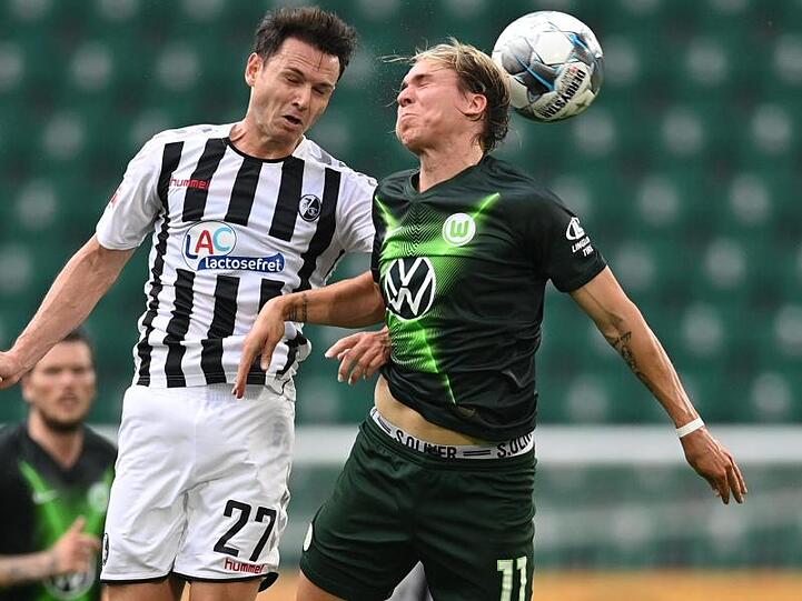 Lucas Höler (l) konnte mit dem SC Freiburg einen Punkt in Wolfsburg ergattern.