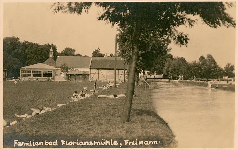 1932 schwimmt im frisch eröffneten Naturbad Floriansmühle keiner. Klar, der Mühlbach ist ja auch saukalt. Und so hängen die Besucher lieber an einer kleinen Böschung ab und sonnen sich. Heute ist das nicht mehr möglich. 1988 wurde das Bad geschlossen. Die ganze Anlage ist inzwischen völlig verwildert - ein Lost Place, wie man heute dazu sagt. Die Bayerische Hausbau will das Gelände in Freimann bebauen. Leider.