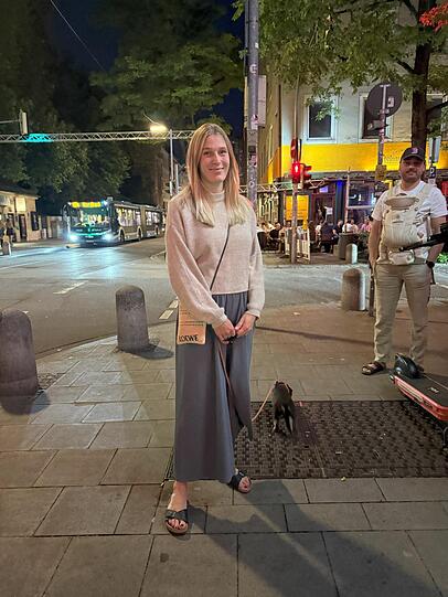 Juristin Sarah (37) nutzt die laue Sommernacht für einen späten Spaziergang mit Familie und Hund. "Im Studentenviertel war immer schon viel los“, sagt sie.