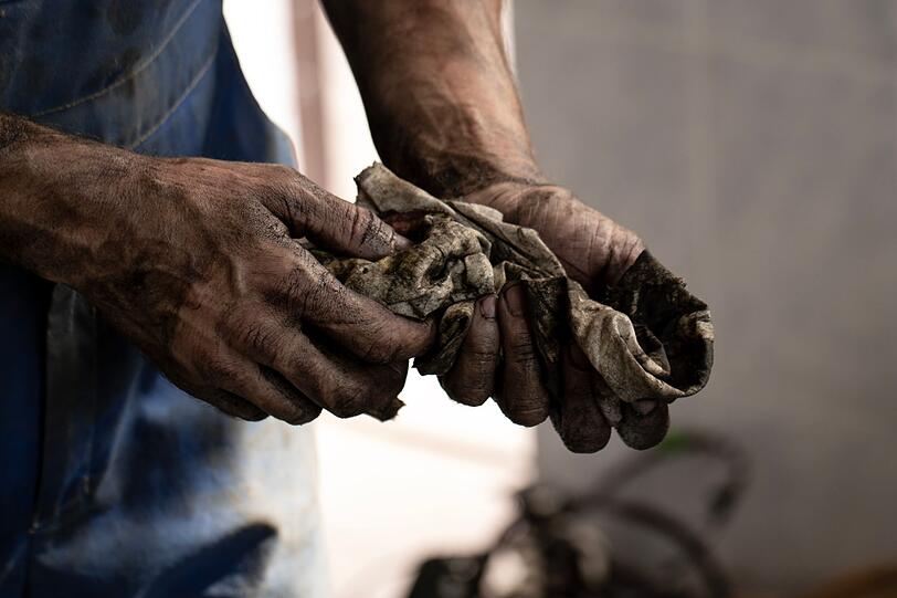 Wenn Sie es ernst meinen mit Ihrem Hobby und sich beim Heimwerken auch mal so richtig schmutzig machen, dann ist im Bereich Hygiene echte Profi-Ausrüstung gefragt. Bei Öl, Fett, Bauschaum, Lack oder anderen hartnäckigen Verschmutzungen auf der Haut, hat man mit herkömmlicher Seife nämlich meist keine Chance mehr - es muss eine Handwaschpaste her, die neben Fett und Tensiden Reibstoffe enthält. Wenn Sie es ernst meinen mit Ihrem Hobby und sich beim Heimwerken auch mal so richtig schmutzig machen, dann ist im Bereich Hygiene echte Profi-Ausrüstung gefragt. Bei Öl, Fett, Bauschaum, Lack oder anderen hartnäckigen Verschmutzungen auf der Haut, hat man mit herkömmlicher Seife nämlich meist keine Chance mehr - es muss eine Handwaschpaste her, die neben Fett und Tensiden Reibstoffe enthält.