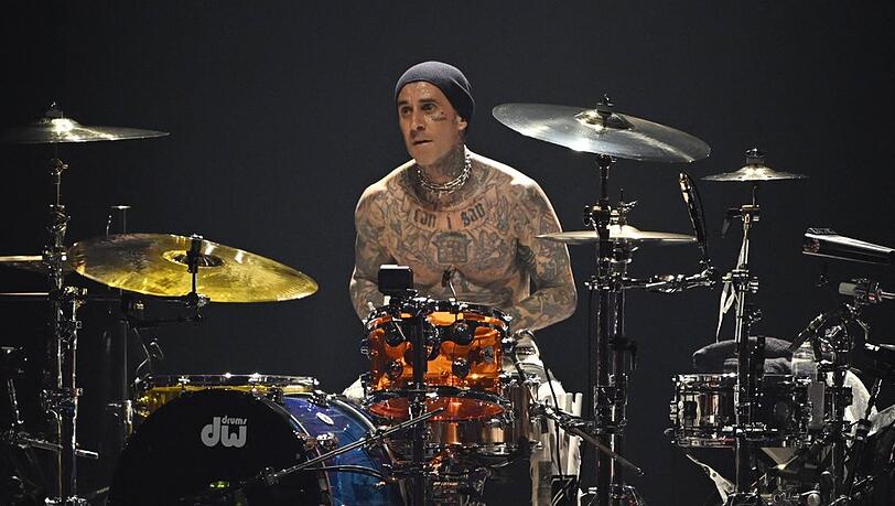Seit Ende der 1990er tritt Travis Barker mit Blink-182 auf. Seit Ende der 1990er tritt Travis Barker mit Blink-182 auf.
