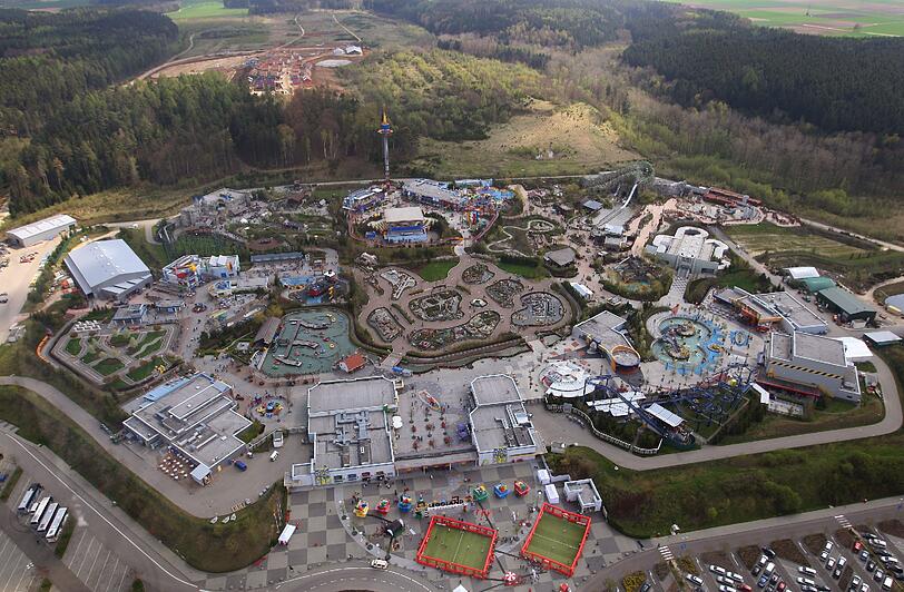 Da geht&rsquo;s rein: Bis zu 1,5 Millionen Besucher strömen jedes Jahr durch diesen Haupteingang hinein ins Legoland bei Günzburg.