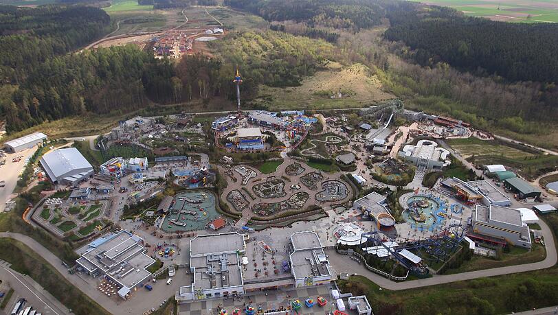 Da geht’s rein: Bis zu 1,5 Millionen Besucher strömen jedes Jahr durch diesen Haupteingang hinein ins Legoland bei Günzburg. Da geht’s rein: Bis zu 1,5 Millionen Besucher strömen jedes Jahr durch diesen Haupteingang hinein ins Legoland bei Günzburg.