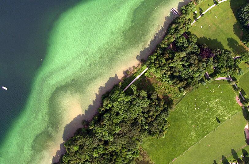 Jamaica? Königssee! Das türkise Wasser bringt Karibik-Look an den Fuß des Watzmanns. Statt Palmen gibt&rsquo;s aber Laubbäume.
