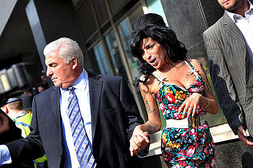 Munter stolzierte Amy Winehouse im freizügigen Sommerkleidchen und auf hochhackigen Schuhen mit ihrem Vater Mitch Winehouse durch die Innenstadt von London. Ihr Ziel:...