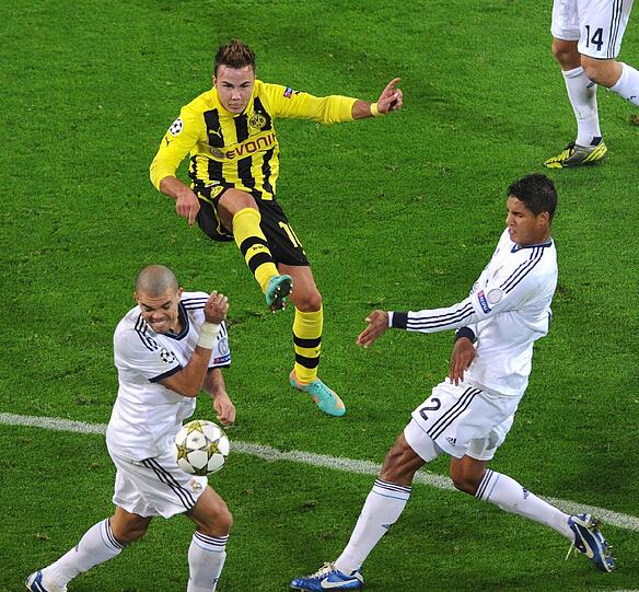 "Es ist unmöglich, Mario Götze zu stoppen. Besser als er kann man nicht spielen. Er hat die Anlagen wie Lionel Messi, dessen Spielverständnis und die Technik. Und er ist ein reiner Instinkt-Fußballer &ndash; genau wie Messi." (Franz Beckenbauer im Juni 2012).