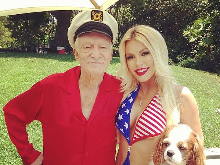 Hugh Hefner genießt sein Leben - ob beim Filmabend oder hier in der Sommerfrische mit Ehefrau Crystal