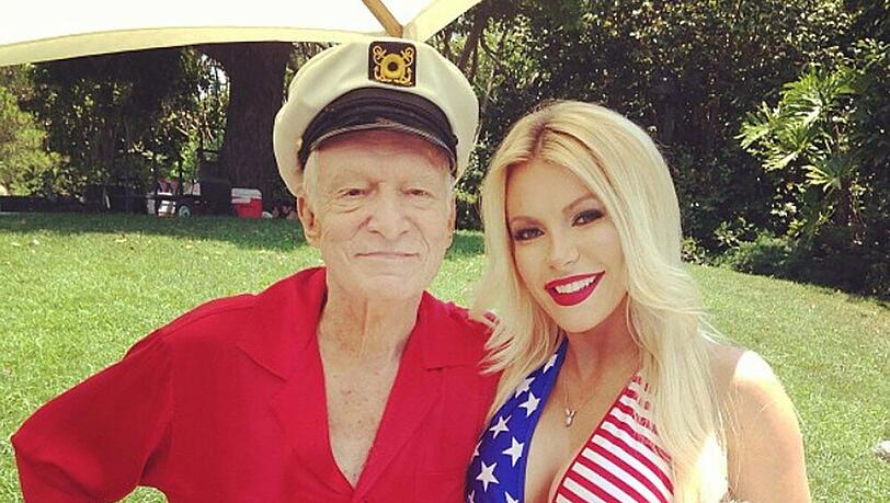 Hugh Hefner genießt sein Leben - ob beim Filmabend oder hier in der Sommerfrische mit Ehefrau Crystal Hugh Hefner genießt sein Leben - ob beim Filmabend oder hier in der Sommerfrische mit Ehefrau Crystal