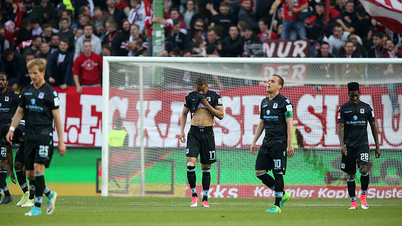 Ohne Glück, ohne Punkte: Die Löwen (v.l.) Felix Uduokhai, Michael Liendl und Lumor auf dem Betzenberg.