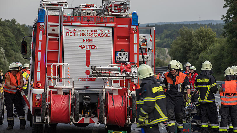 Die A9 ist ein einziges Schlachtfeld: Unzählige Bierdosen liegen nach dem Unfall auf der Fahrbahn verteilt. Beide Lkw-Fahrer kamen mit schwersten Verletzungen ins Krankenhaus.