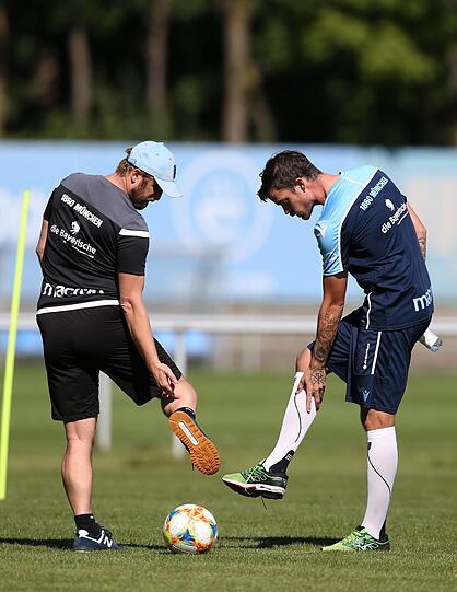 Hier zwickt&rsquo;s: Erdmann mit Trainer Daniel Bierofka.