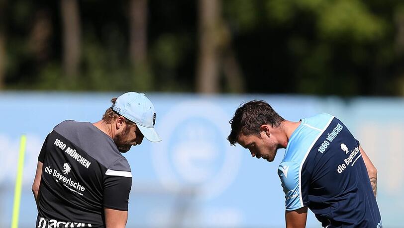 Hier zwickt&rsquo;s: Erdmann mit Trainer Daniel Bierofka.