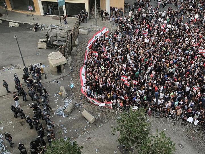 In der Innenstadt von Beirut standen sich auch am Samstag libanesische Bereitschaftspolizisten und Demonstranten gegenüber.