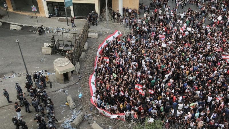 In der Innenstadt von Beirut standen sich auch am Samstag libanesische Bereitschaftspolizisten und Demonstranten gegenüber. In der Innenstadt von Beirut standen sich auch am Samstag libanesische Bereitschaftspolizisten und Demonstranten gegenüber.