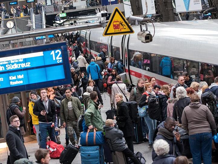 Reisende an einem Bahnhof: Der Grünen-Fraktionschef im Bundestag, Anton Hofreiter, glaubt nicht, dass Bahntickets im Fernverkehr schon Anfang 2020 billiger werden.