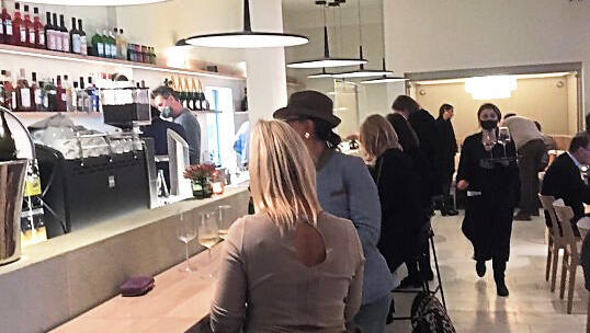 Neu, hell und klar: Drinnen sitzt man entweder an der Fensterfront oder an der langen Eichenbar. Neu, hell und klar: Drinnen sitzt man entweder an der Fensterfront oder an der langen Eichenbar.
