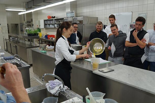 Elisabeth Albrecht bringt Köchen und Küchenmeistern das Handwerk bei. Elisabeth Albrecht bringt Köchen und Küchenmeistern das Handwerk bei.