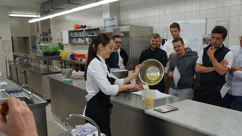 Elisabeth Albrecht bringt Köchen und Küchenmeistern das Handwerk bei. Elisabeth Albrecht bringt Köchen und Küchenmeistern das Handwerk bei.