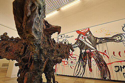Der große "Totaladler" und weitere unheimliche Bild-Gestalten: Raum von Jonathan Meese in der Kunsthallen-Schau "Das Gelände".