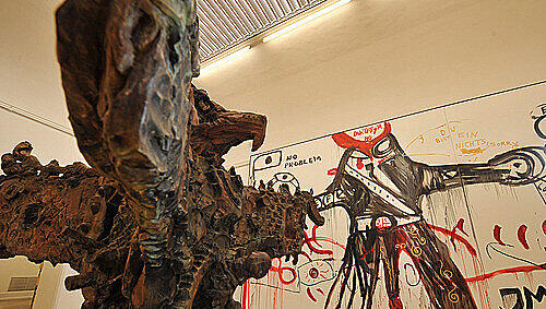 Der große "Totaladler" und weitere unheimliche Bild-Gestalten: Raum von Jonathan Meese in der Kunsthallen-Schau "Das Gelände". Der große "Totaladler" und weitere unheimliche Bild-Gestalten: Raum von Jonathan Meese in der Kunsthallen-Schau "Das Gelände".
