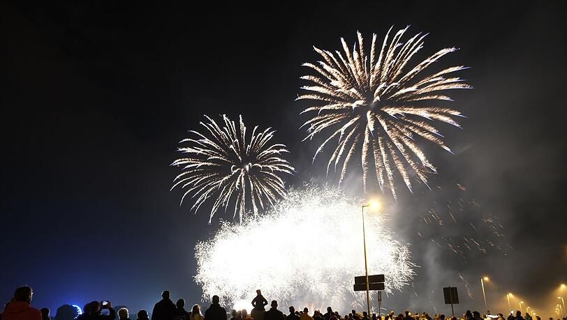 Pyrotechnik wird auf einer Wiese gezündet.