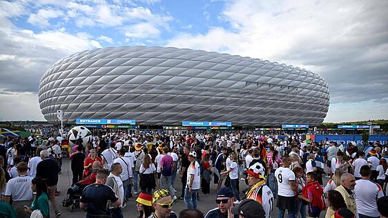 Gut zwei Stunden vor Anpfiff ist auf der Esplanade vor der Münchner Arena schon einiges los.
