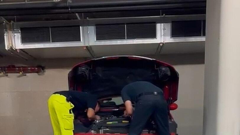 Eine halbe Stunde lang waren die Feuerwehrleute mit der Rettung der Katze aus dem zweiten Auto beschäftigt. Eine halbe Stunde lang waren die Feuerwehrleute mit der Rettung der Katze aus dem zweiten Auto beschäftigt.