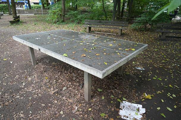 Auf dieser Tischtennisplatte spielt schon lange niemand mehr. Auf dieser Tischtennisplatte spielt schon lange niemand mehr.