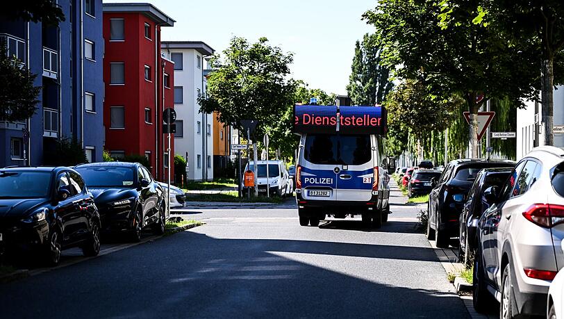 Ein Lautsprecherwagen fährt durch ein Wohngebiet in Adlershof im Bezirk Treptow-Köpenick.
