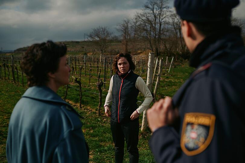 Kühle Stimmung im Weinberg: Marion Geyer (Regina Fritsch, links) und Patrick Brandl (Thomas Prenn) befragen Sandra Wolf (Verena Altenberger). Kühle Stimmung im Weinberg: Marion Geyer (Regina Fritsch, links) und Patrick Brandl (Thomas Prenn) befragen Sandra Wolf (Verena Altenberger).