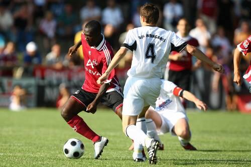 Erstes Tor, aber Elfmeter verschossen: Isaac Boakye (l.) beim Testspiel gestern Abend in Weingarts.