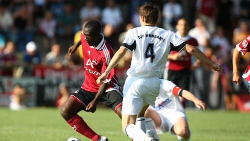 Erstes Tor, aber Elfmeter verschossen: Isaac Boakye (l.) beim Testspiel gestern Abend in Weingarts. Erstes Tor, aber Elfmeter verschossen: Isaac Boakye (l.) beim Testspiel gestern Abend in Weingarts.