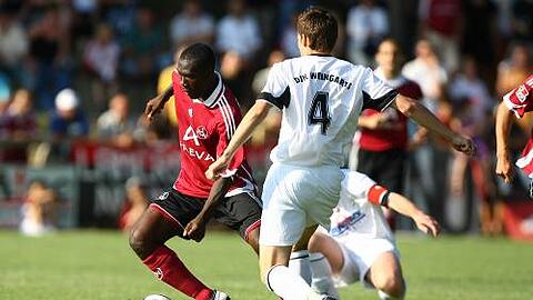 Erstes Tor, aber Elfmeter verschossen: Isaac Boakye (l.) beim Testspiel gestern Abend in Weingarts.