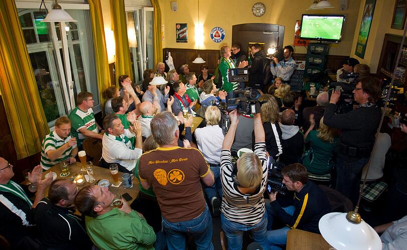 Eine Stadt im Rausch des Aufstiegs: Fans von Greuther Fürth feiern in einer Kneipe den Sieg Dresdens über Düsseldorf.