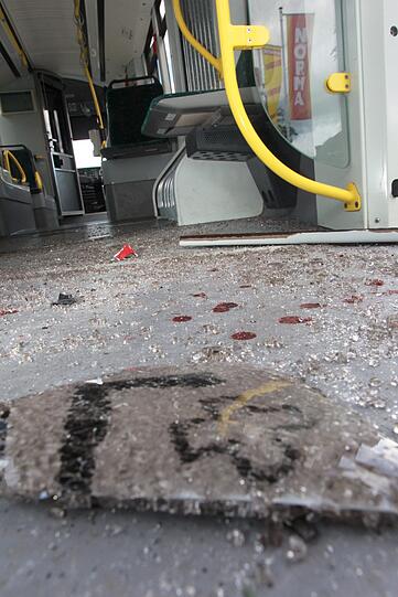 Ein Lastwagenfahrer biegt ab, obwohl die Tram naht - und die kann nicht mehr bremsen. Beim Unfall in Augsburg am Montag werden 48 Menschen verletzt.