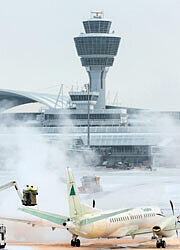Schnee am Münchner Flughafen. Eine Maschine wird enteist. Hunderte Flüge mussten letzten Donnerstag, Freitag  und auch heute wieder gestrichen werden.
