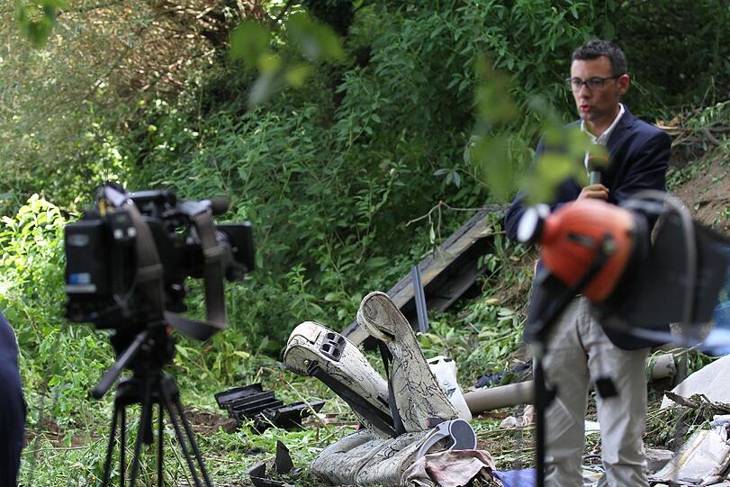 Auf dem Rückweg von einem Ausflug stürzt im Süden Italiens ein Reisebus von einer Autobahnbrücke rund 30 Meter in die Tiefe. 36 Menschen sterben, 11 weitere werden schwer verletzt.